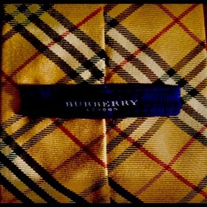 Vintage Men’s Burberry Silk tie. Like new. Excellent condition.